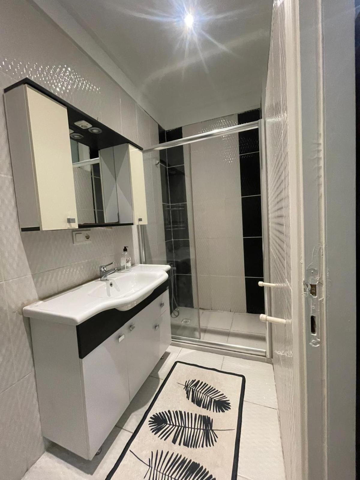 Taksim Square 2plus1 Big Flat On The Center With 2 Bathroom Daire